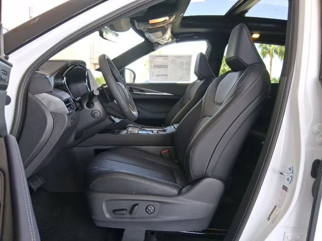 New 2026 2T RAD WHT INFINITI Sport AWD image 19