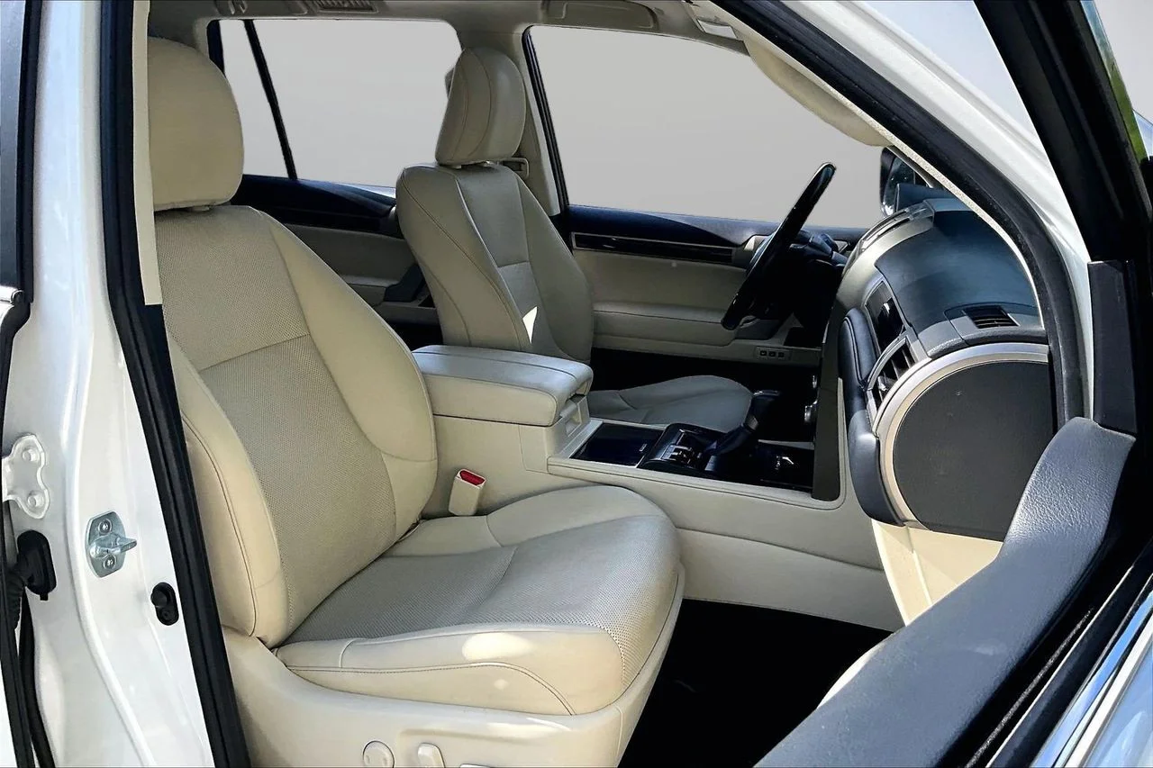 Used 2020  Lexus 460 image 24