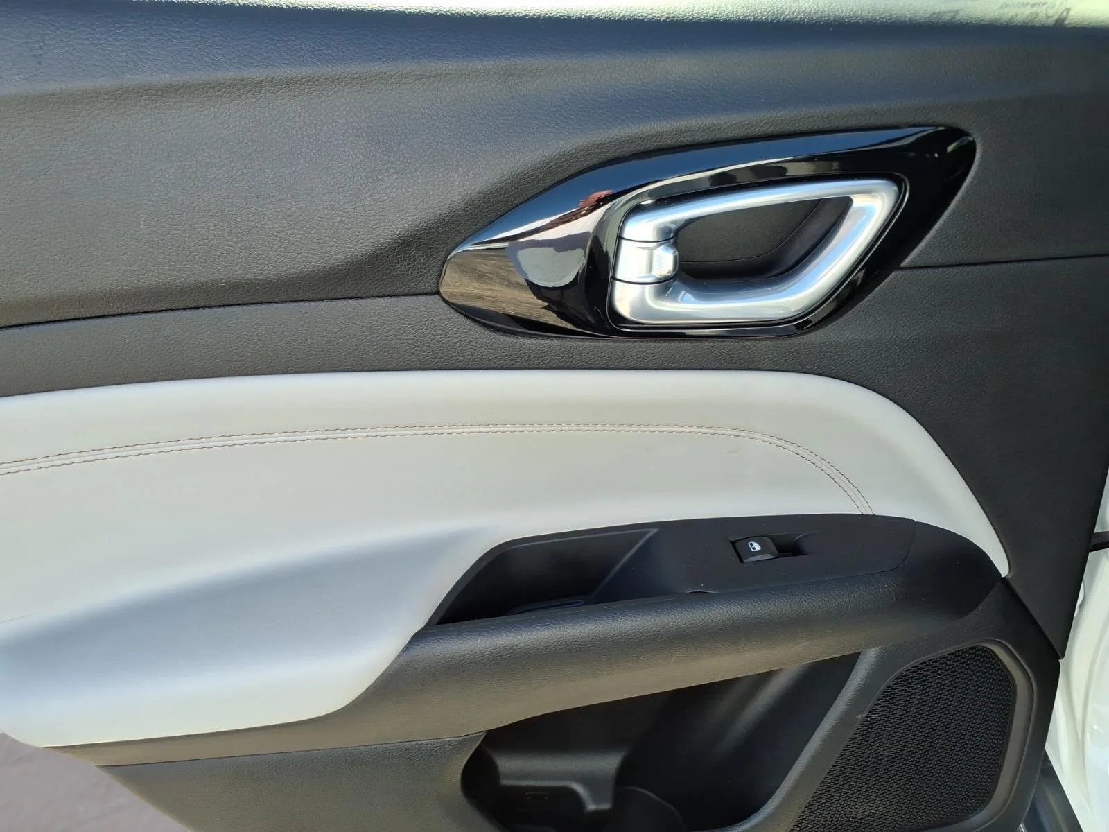 Used 2025 Bright White Clearcoat Jeep Limited image 9