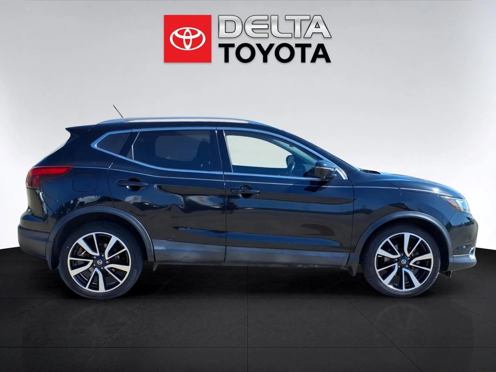Used 2017 Magnetic Black Nissan SL image 6