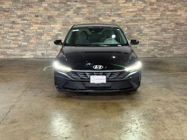 New 2026 Abyss Black Hyundai SE image 2
