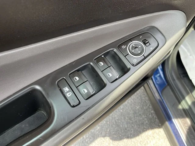 Used 2019 Blue Hyundai SE image 17