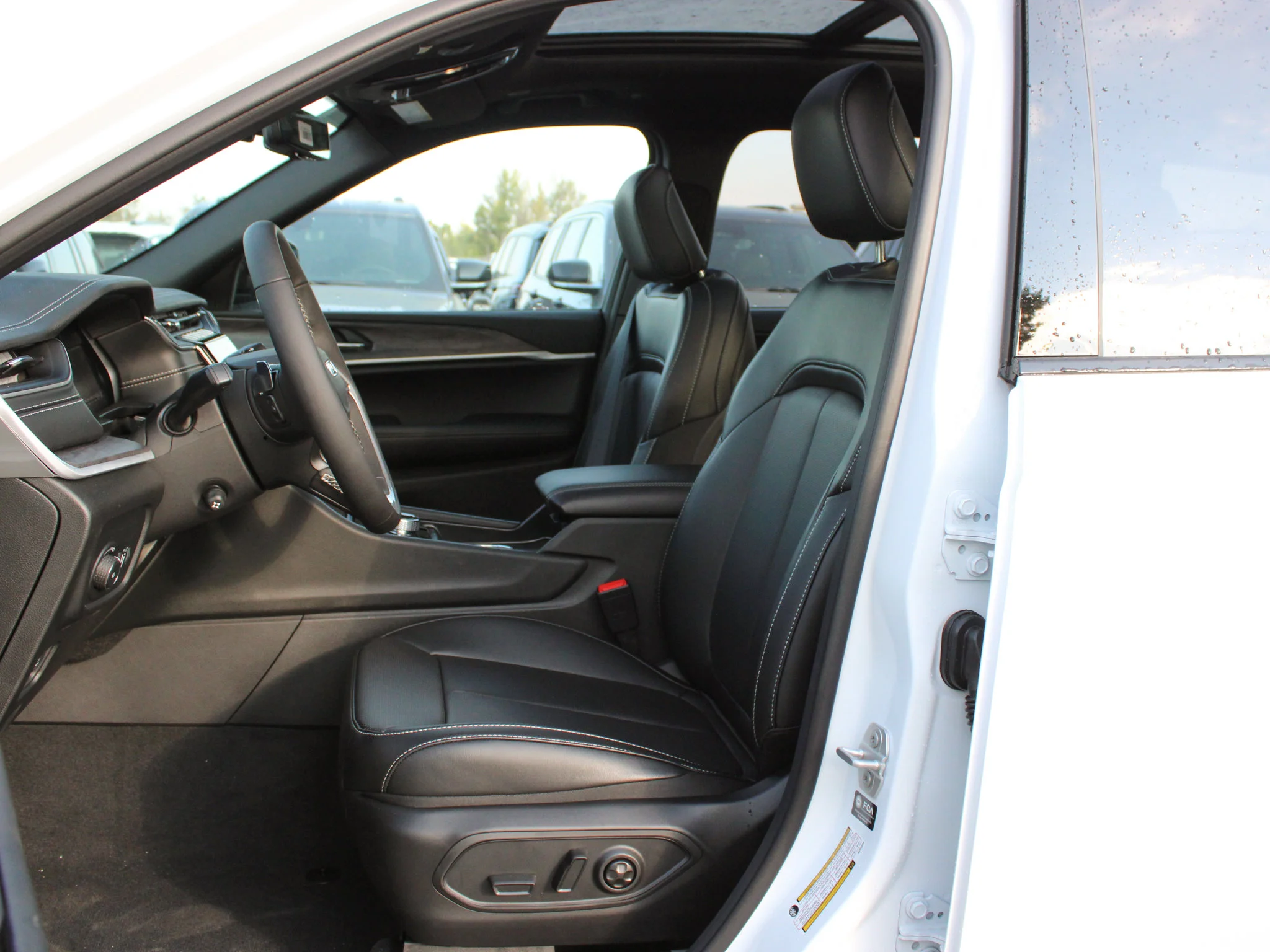 New 2025 White Jeep Limited* 4x4 image 7