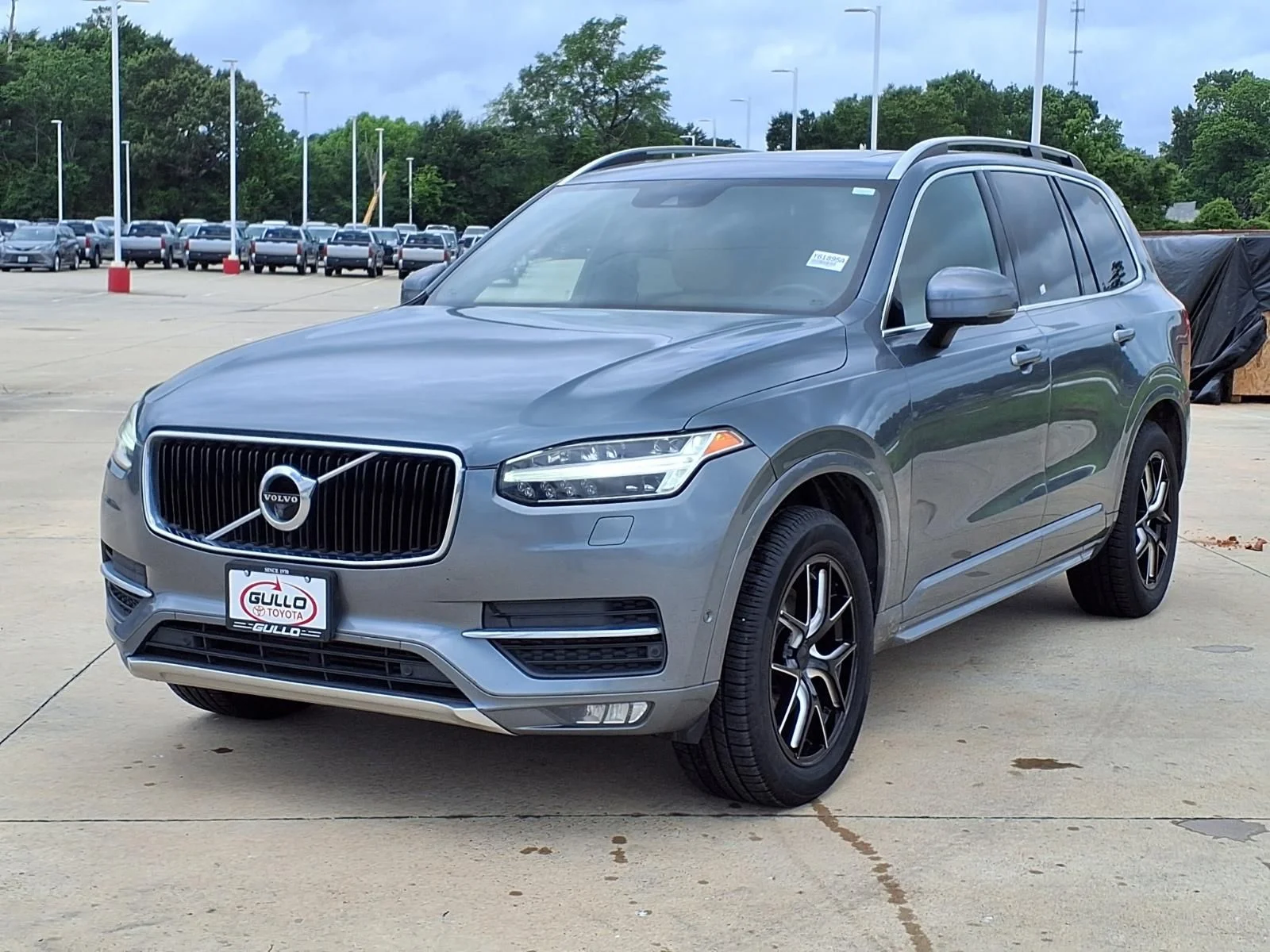 Used 2018 Gray Volvo T6 Momentum image 3