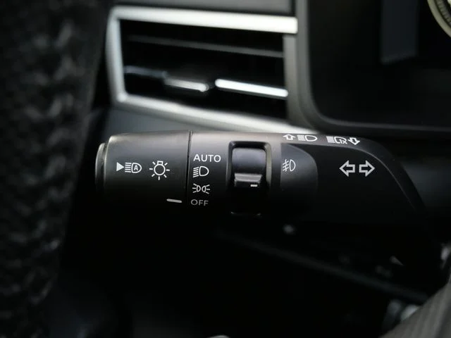 Used 2024 Silver Mitsubishi SE image 19