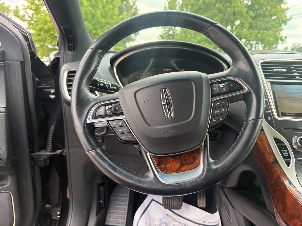 Used 2019 Black Lincoln Select image 17