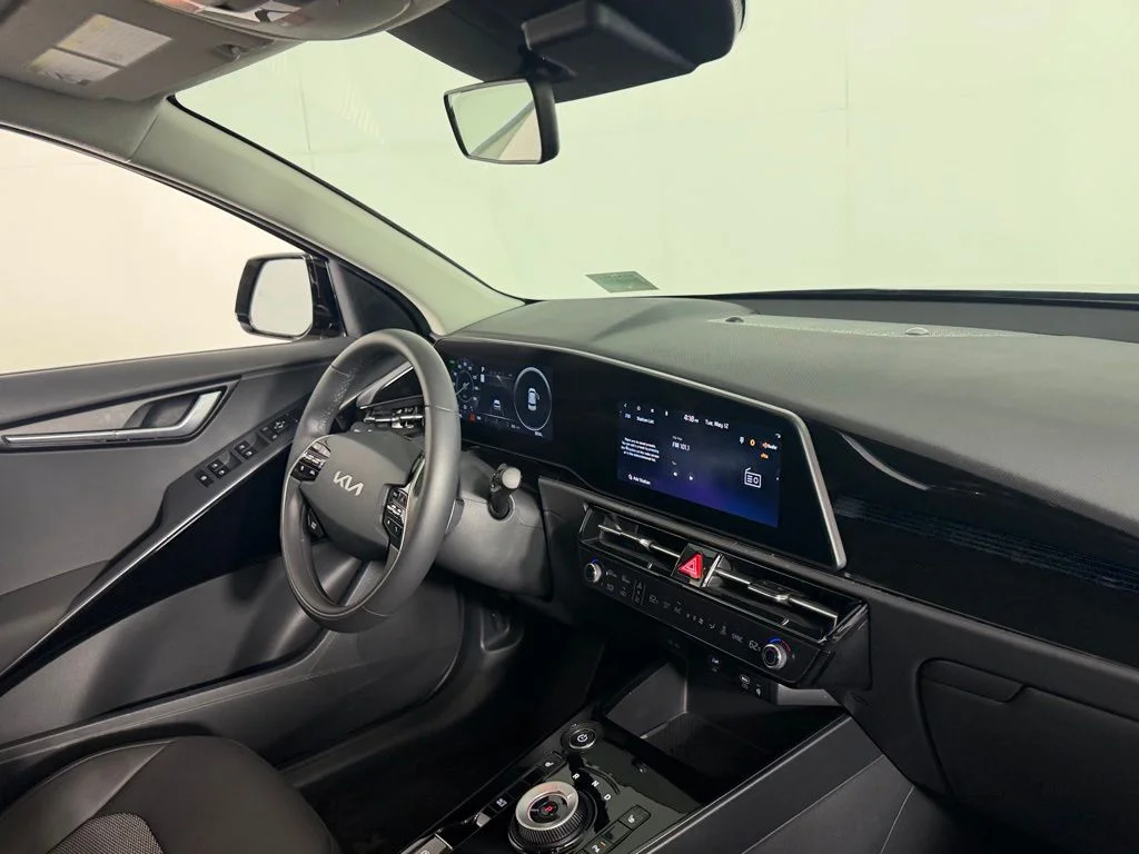 Used 2025 Black Kia Wind image 30