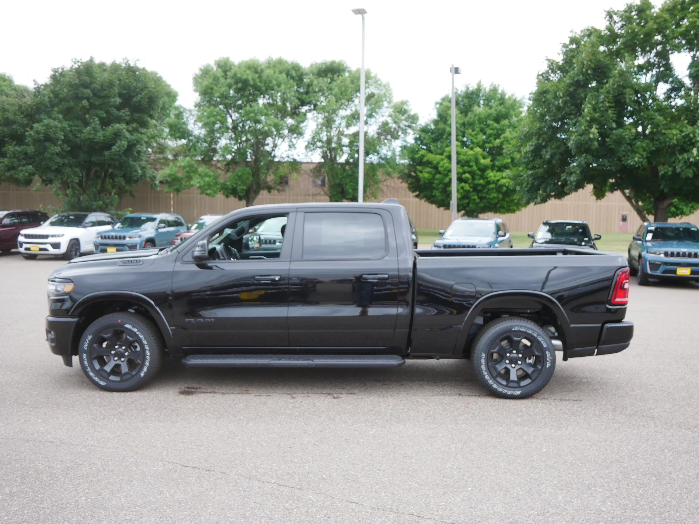 New 2026 Diamond Black Crystal Pearl-Coat Exterior Paint RAM Big Horn image 2