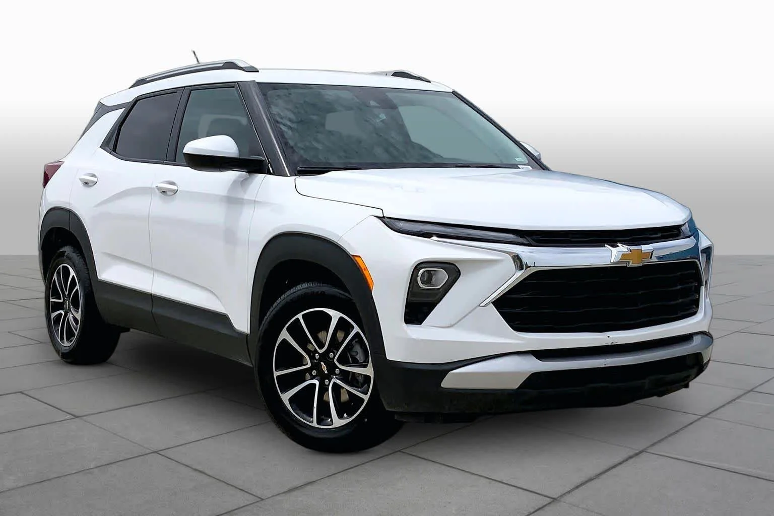 Used 2025 Summit White Chevrolet LT image 3