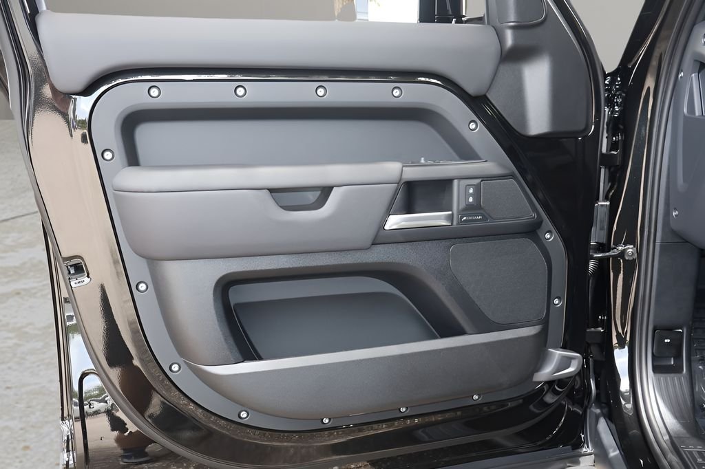 New 2026 Santorini Black Land Rover S image 9
