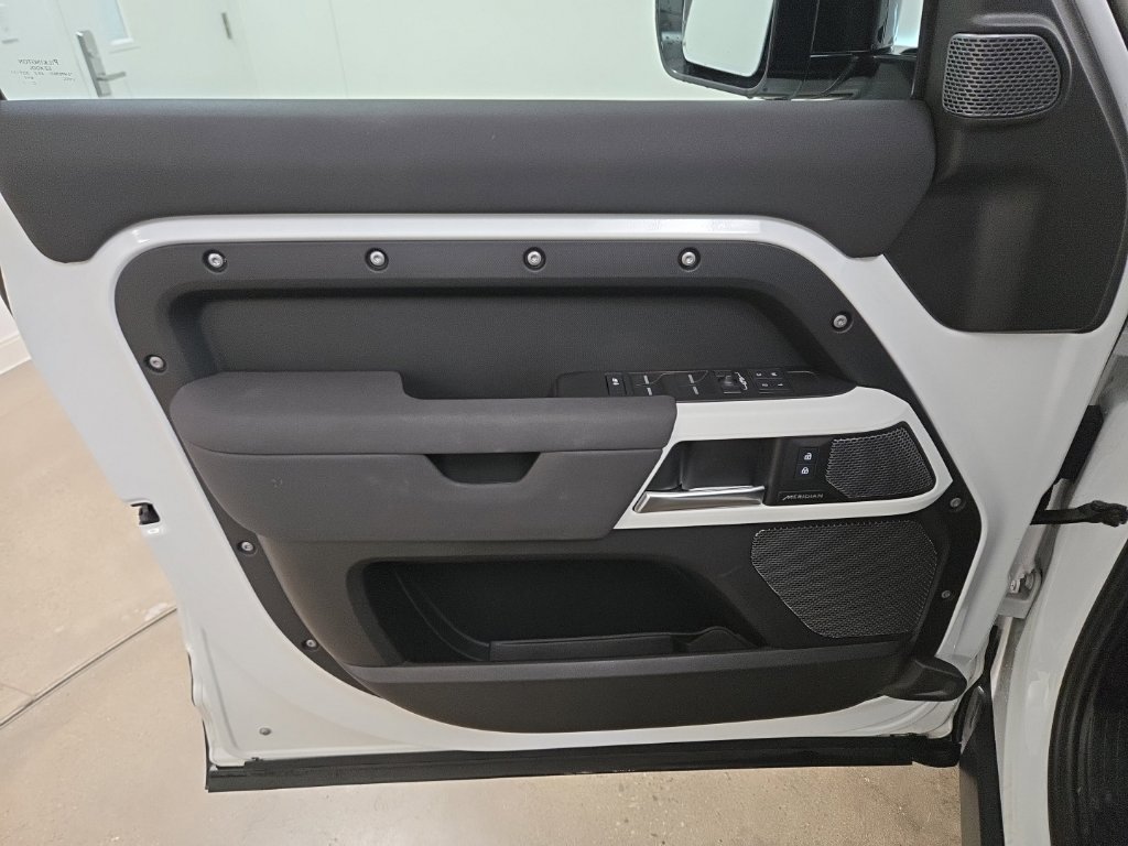 Certified Used 2023 Fuji White Land Rover S image 20
