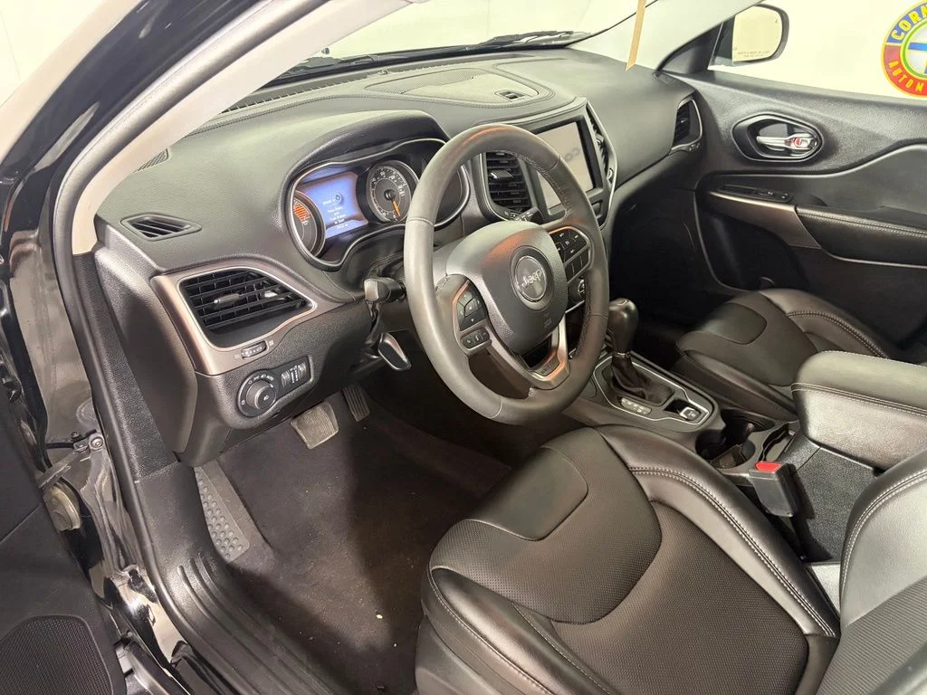 Used 2022 Black Jeep Latitude Lux image 8