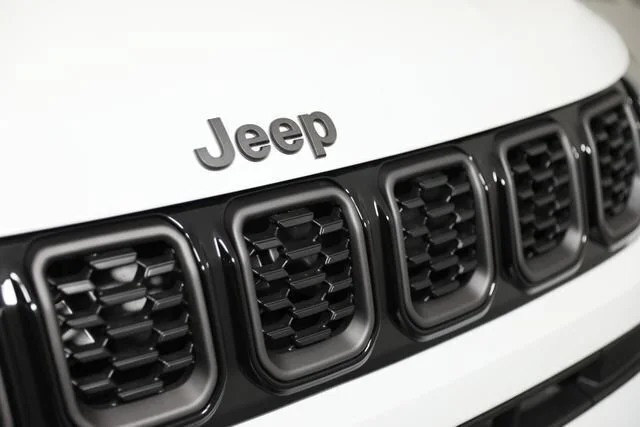 New 2026 Bright White Clear-Coat Exterior Paint Jeep Latitude image 24