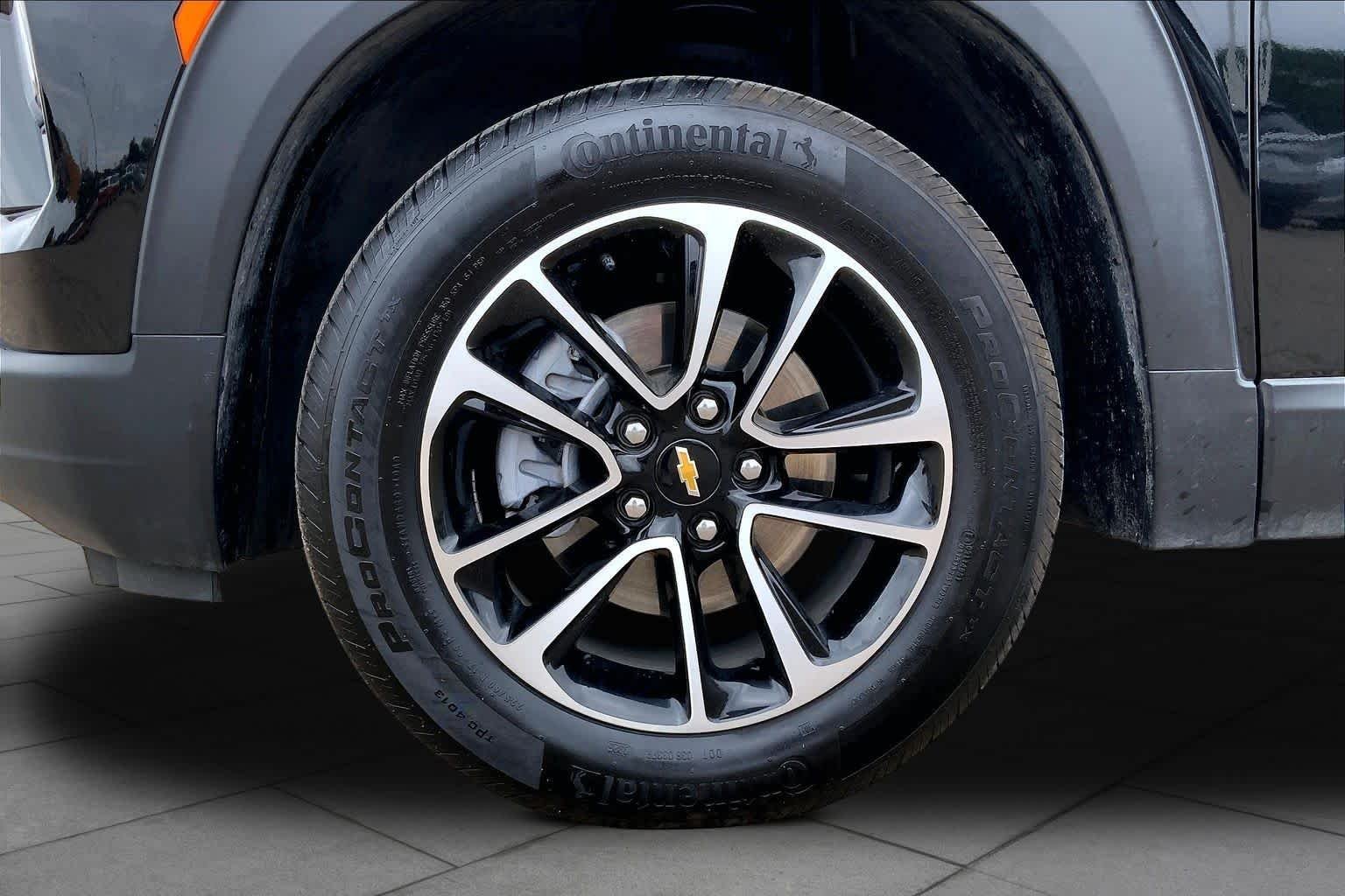 Used 2025 Mosaic Black Metallic Chevrolet LT image 11