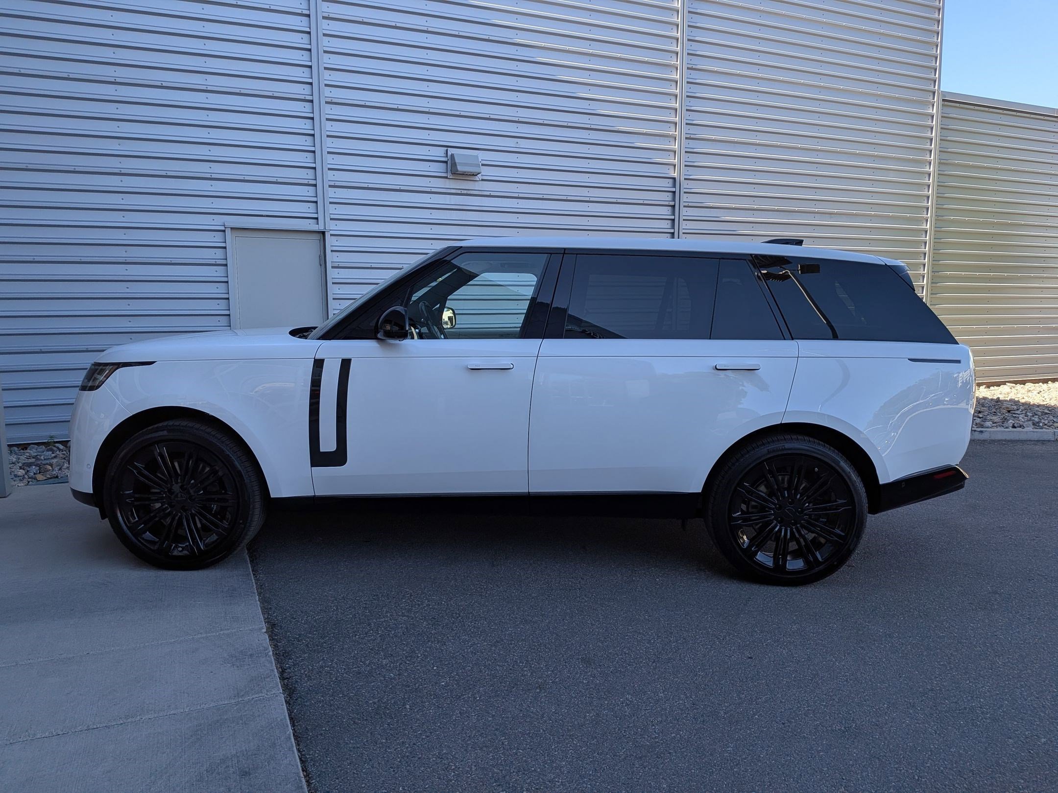 New 2026 Ostuni Pearl White Land Rover P530 SE 7 Seat image 9