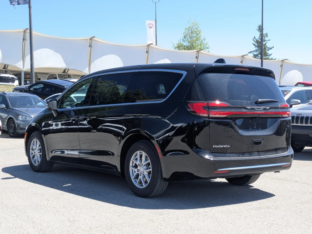 New 2027 Black Chrysler Select - - FWD - Stow n Go Seating - Adaptive Cruise - Blind-Spot - Apple CarPlay & More! image 6