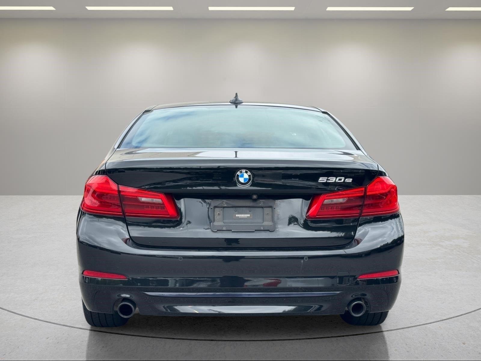 Used 2019 Black Sapphire Metallic BMW 530e iPerformance image 4