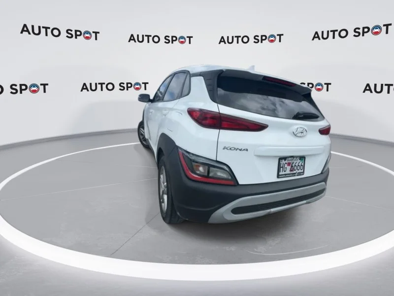 Used 2022 White Hyundai SE image 7