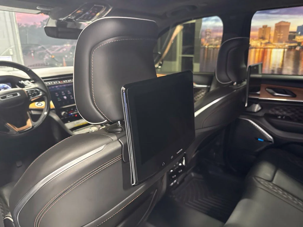 Used 2023 White Jeep Summit Reserve image 19