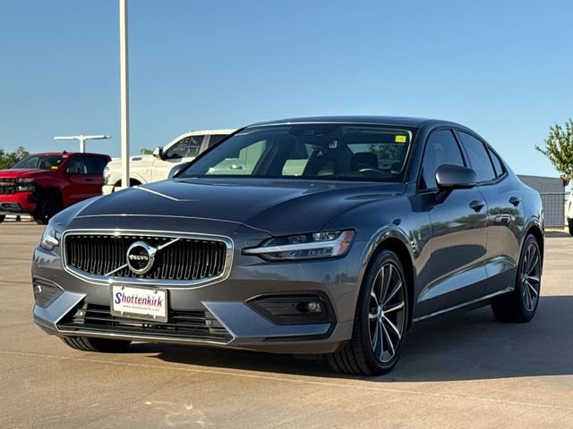 Used 2021  Volvo T5 Momentum image 3