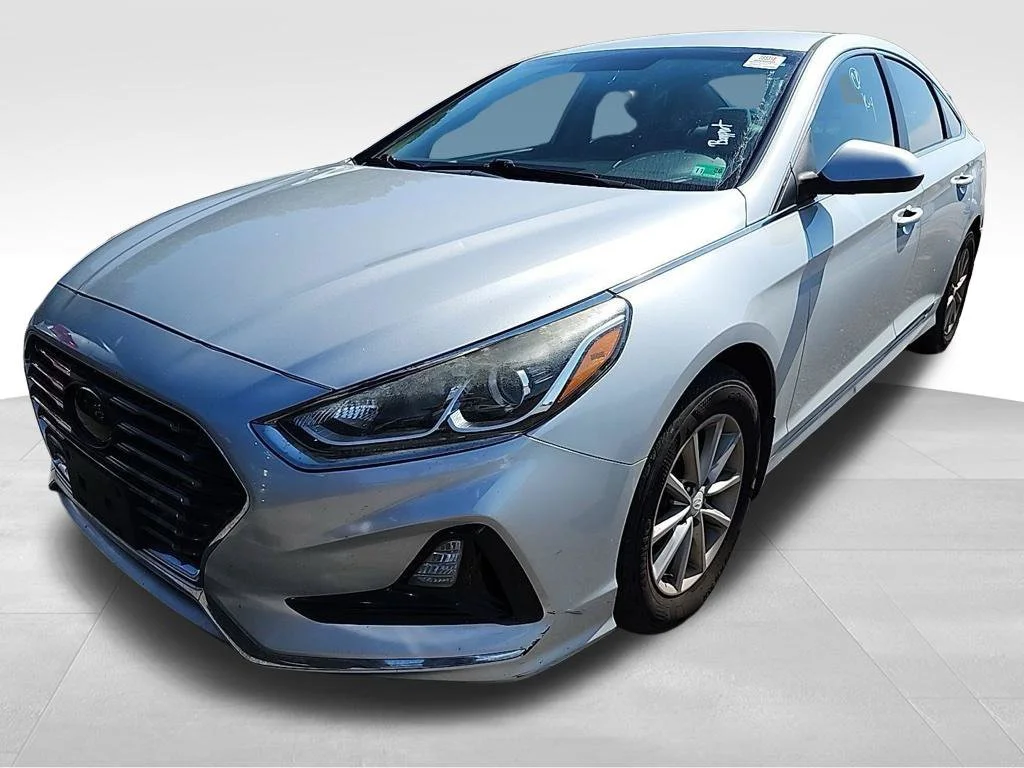 Used 2019 Silver Hyundai SE image 3