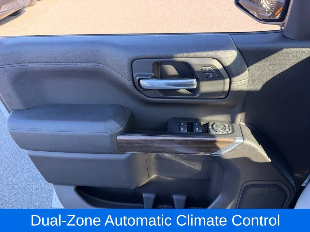 Used 2020 SUMMIT WHITE Chevrolet RST image 24
