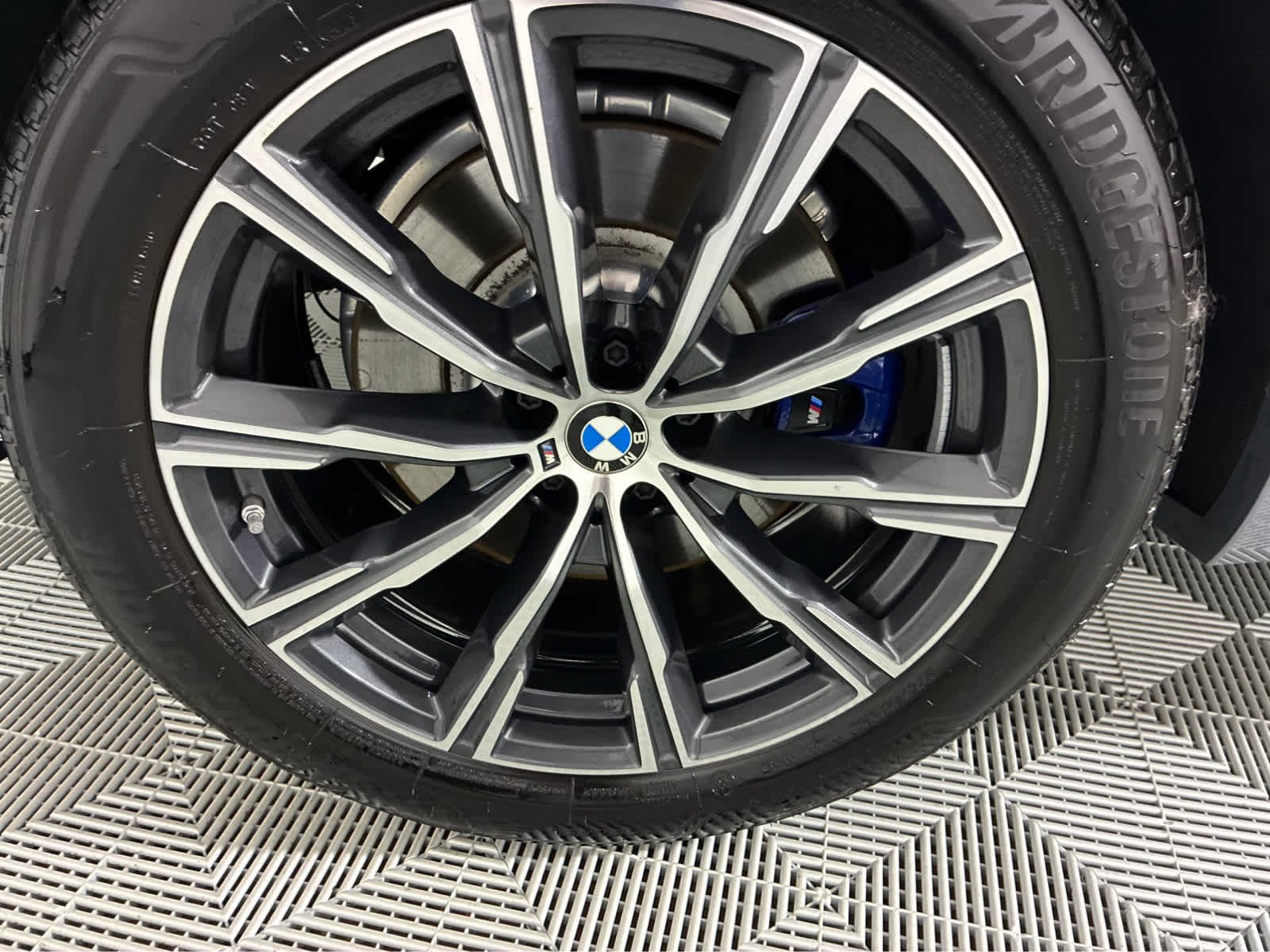 Used 2024 Skyscraper Grey Metallic BMW M60i image 12