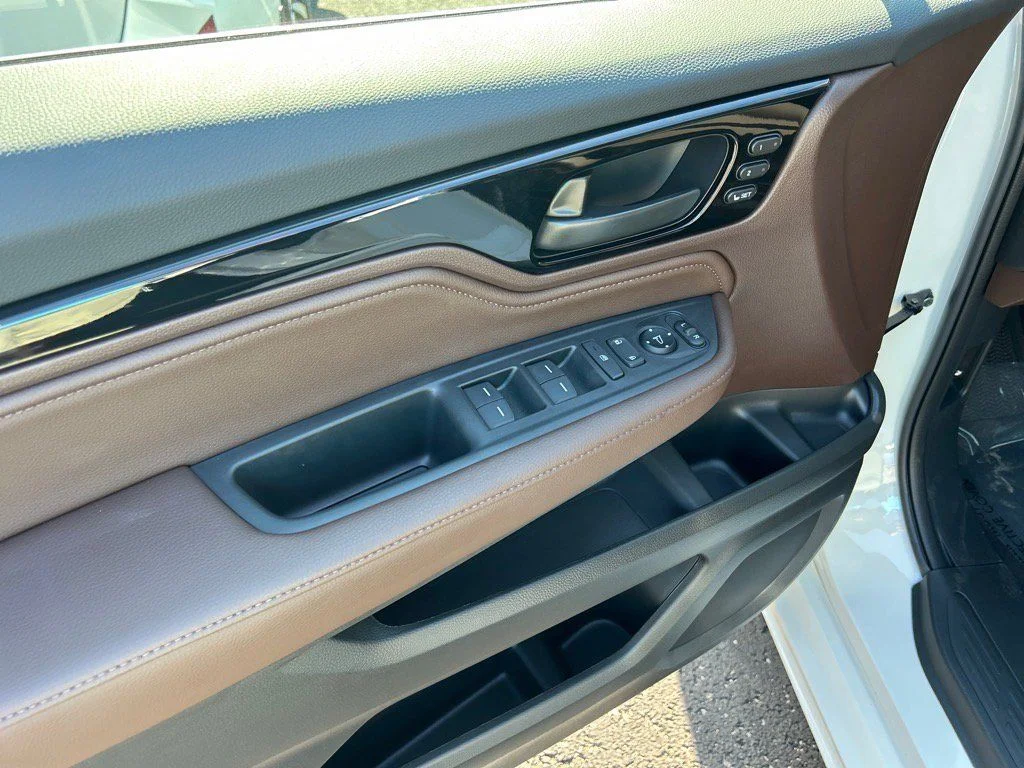 Used 2025 White Honda Touring image 11