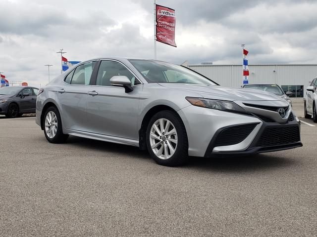 Used 2024 Silver Toyota SE image 3