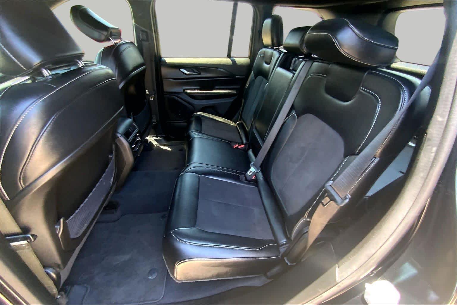 Used 2023 Diamond Black Crystal Pearlcoat Jeep Altitude image 20
