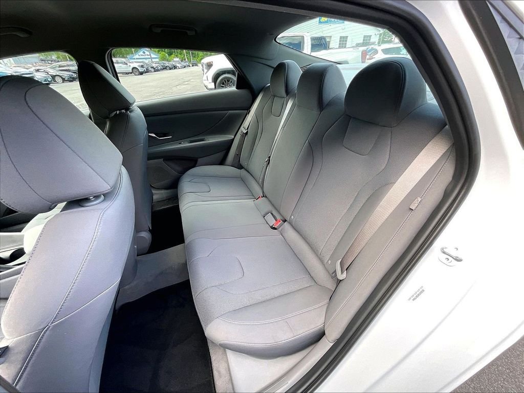 Used 2025 White Hyundai SE image 25