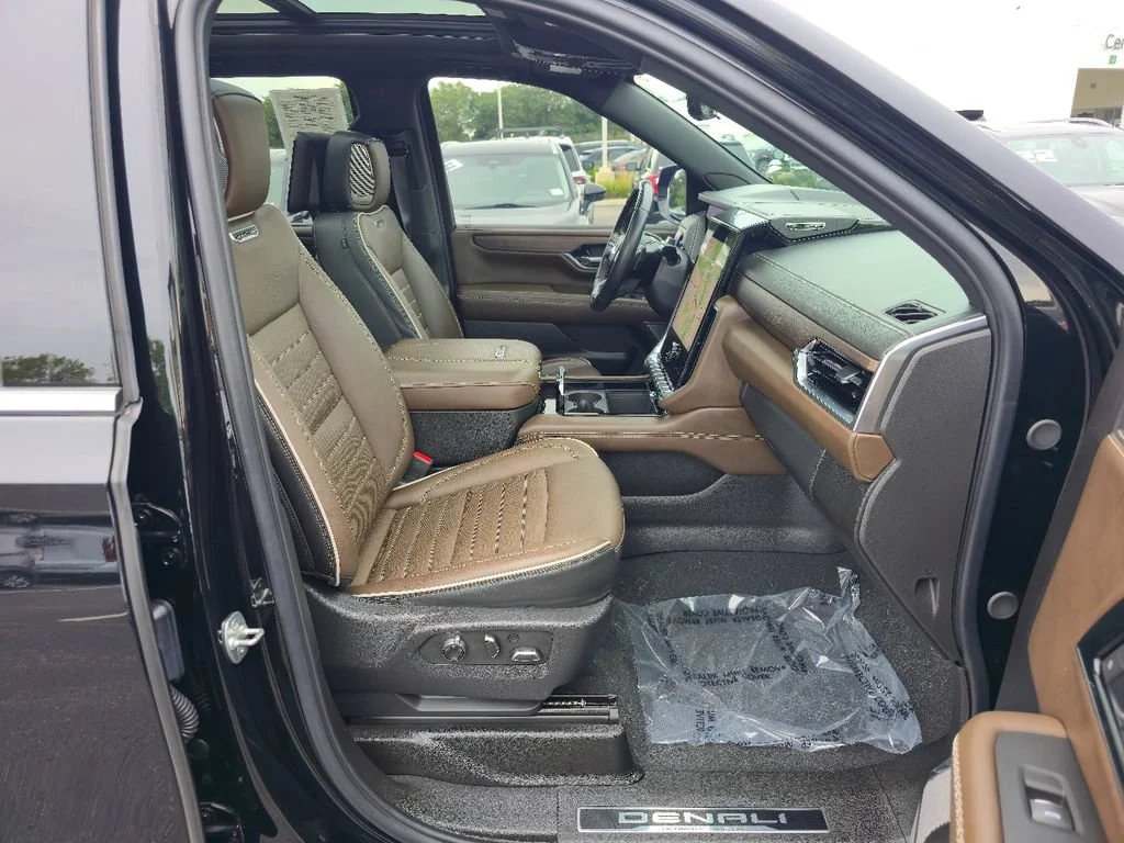 2025 GMC Yukon Denali Ultimate - Photo 28