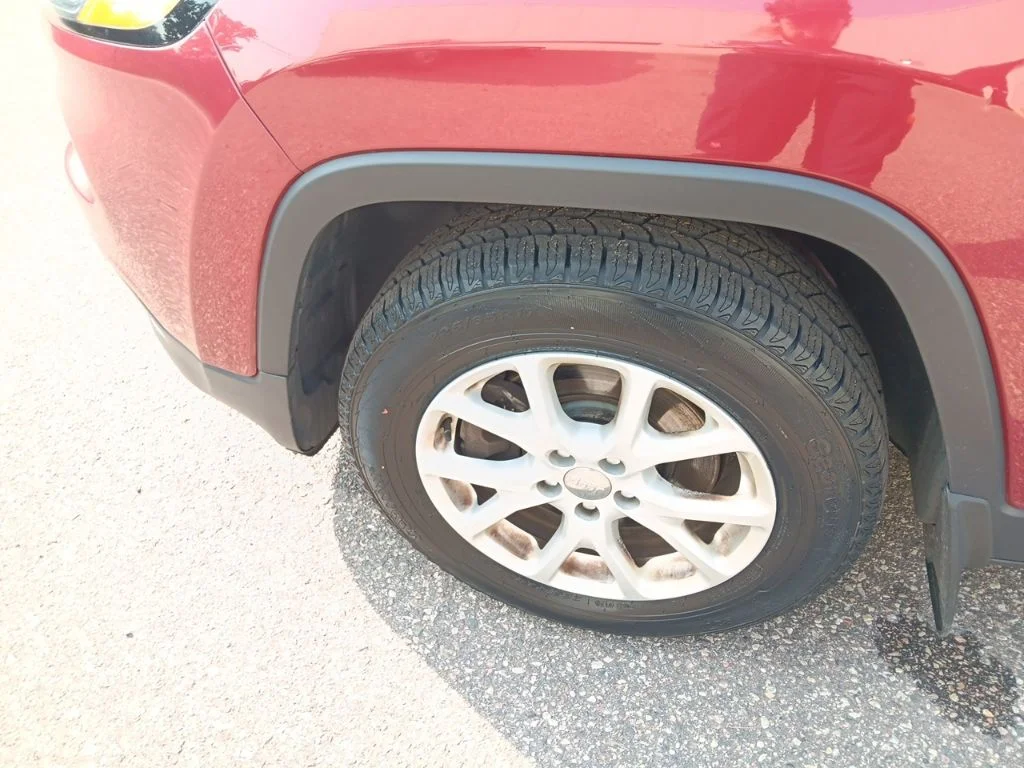 Used 2016 Deep Cherry Red Crystal Pearlcoat Jeep Latitude image 12