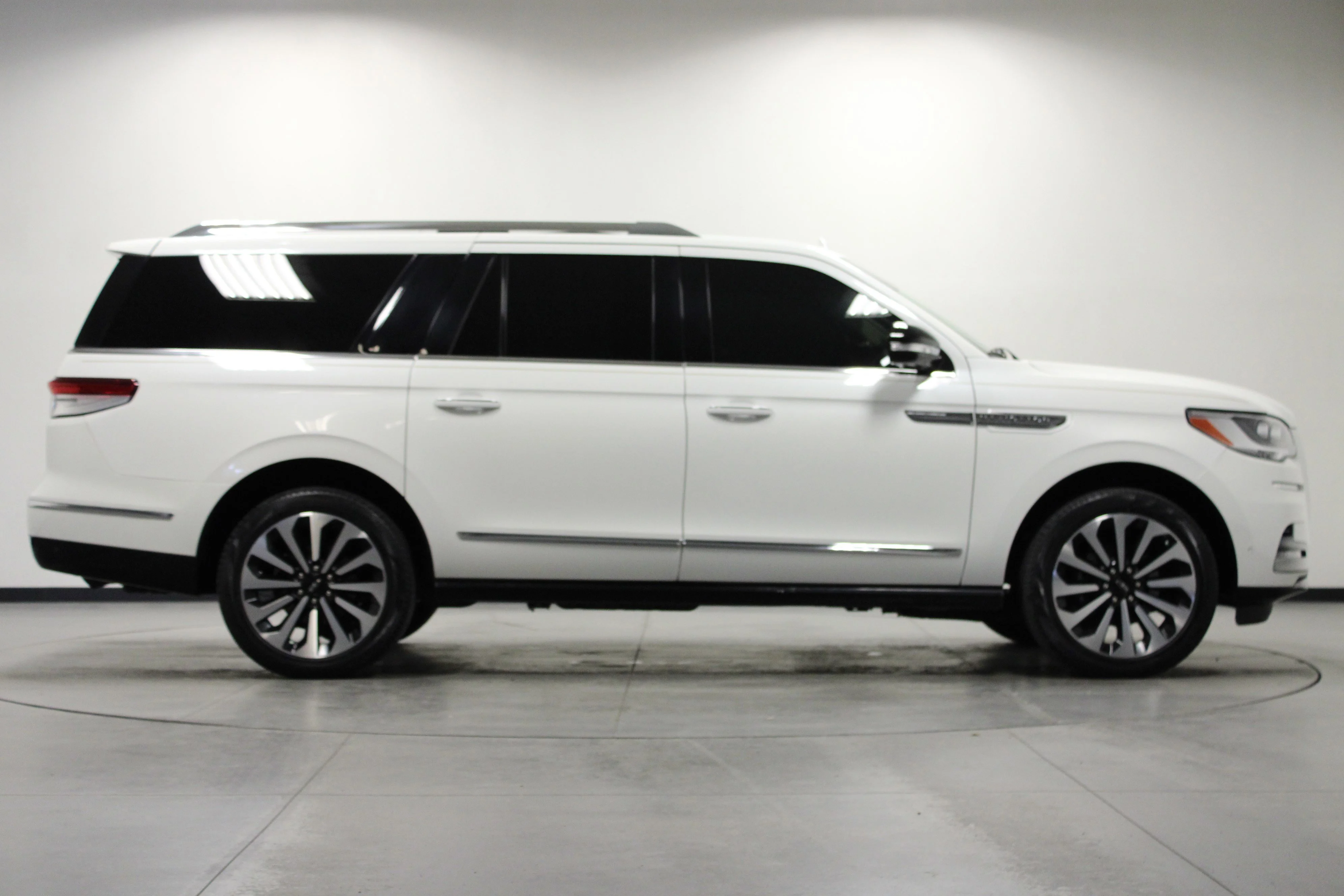 Used 2023 White Metallic Lincoln Reserve image 3