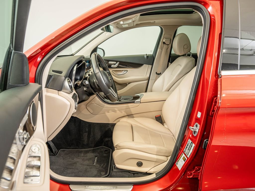 Used 2022 Manufaktur Cardinal Red Metallic Mercedes-Benz GLC 300 image 31