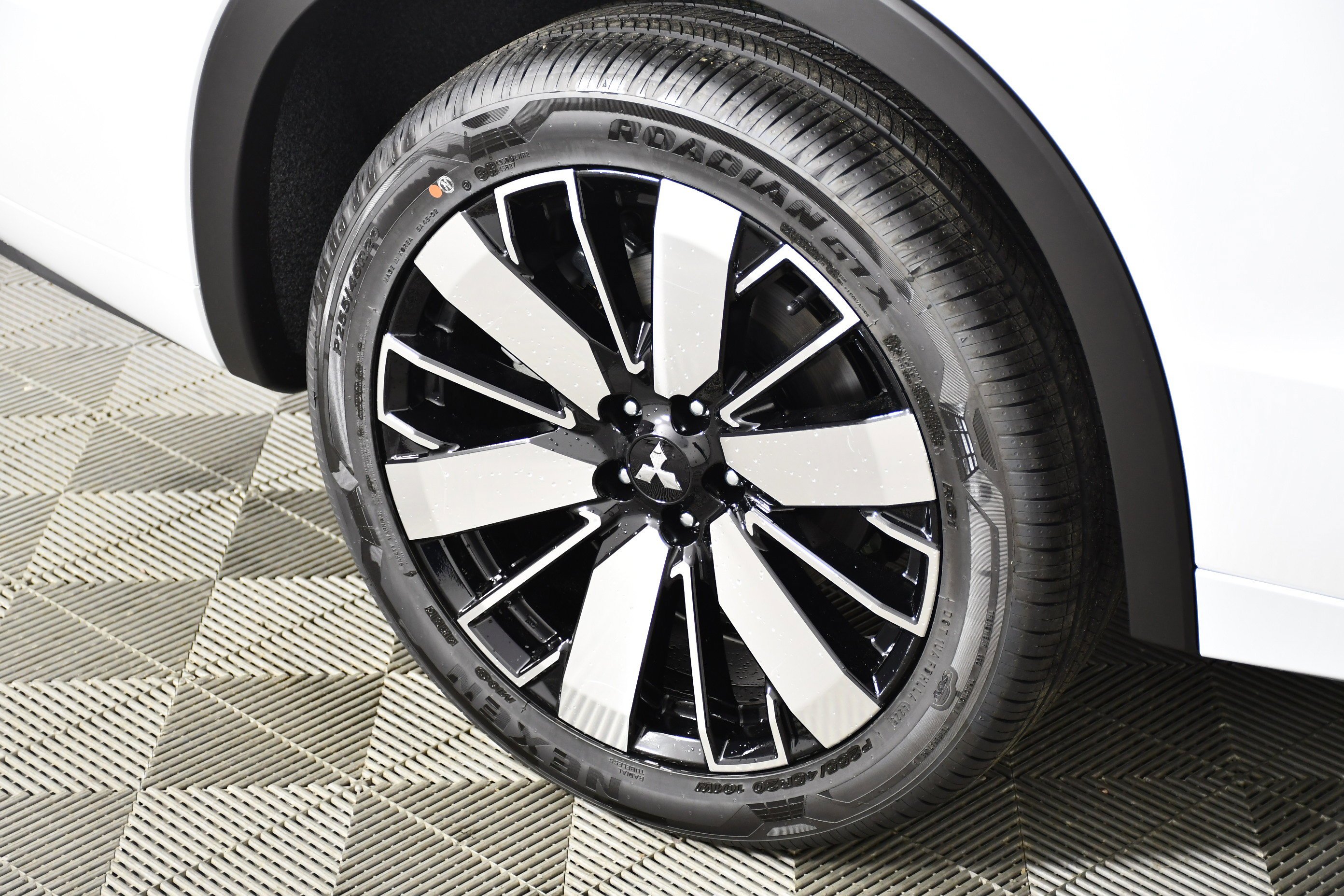 New 2026 White Diamond Mitsubishi SEL image 43