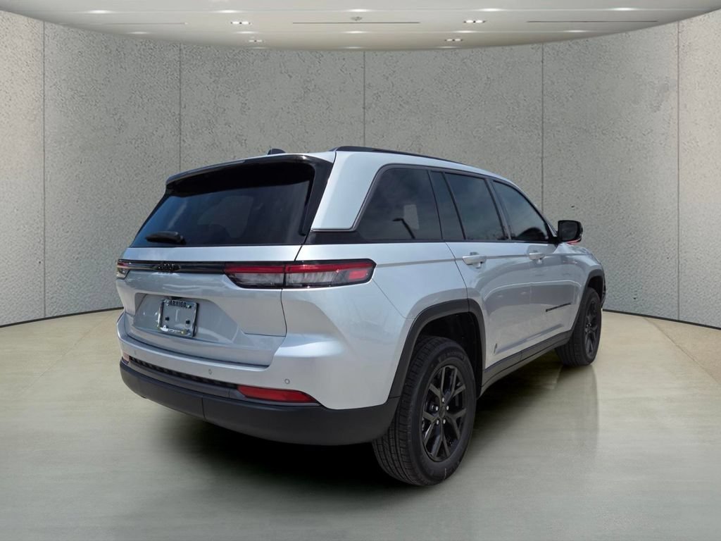 New 2026 Silver Zynith Exterior Paint Jeep Laredo Altitude image 4