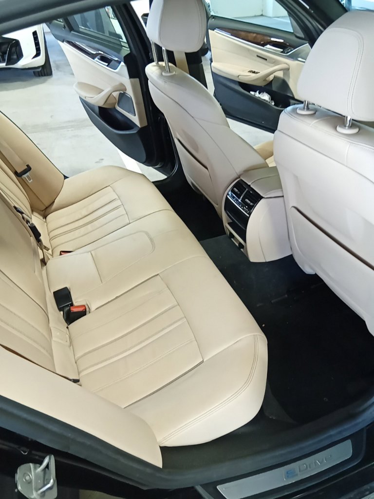 Used 2018 Black Sapphire Metallic BMW 530e xDrive iPerformance image 12