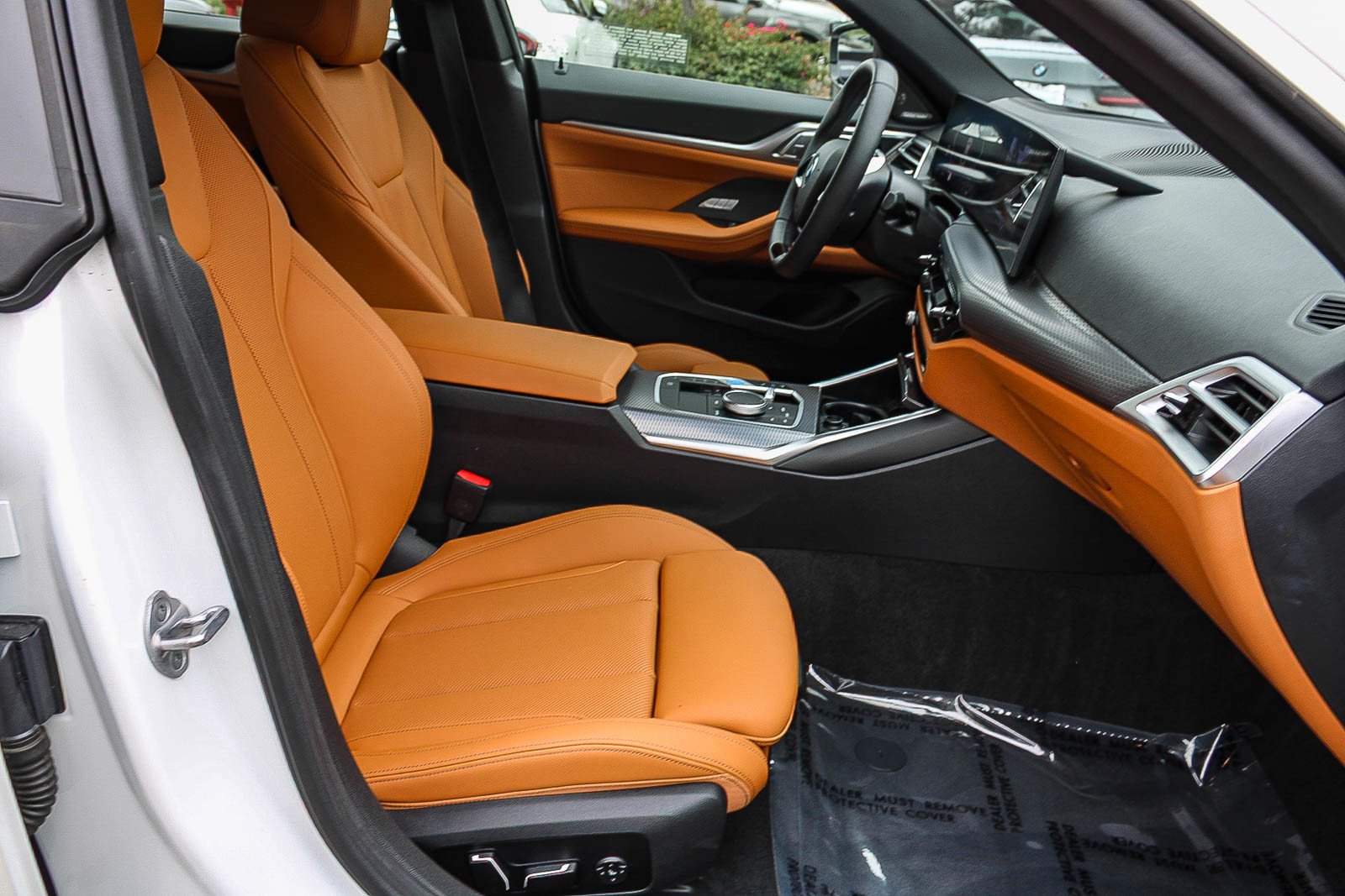 Used 2025 Mineral White Metallic BMW xDrive40 image 17