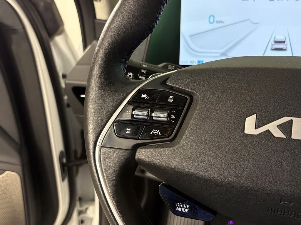 Used 2022 White Kia Wind image 20