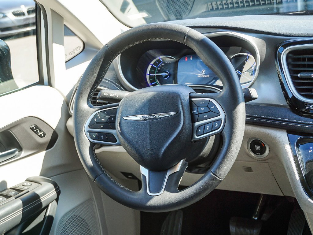 Used 2024 White Chrysler Select image 16