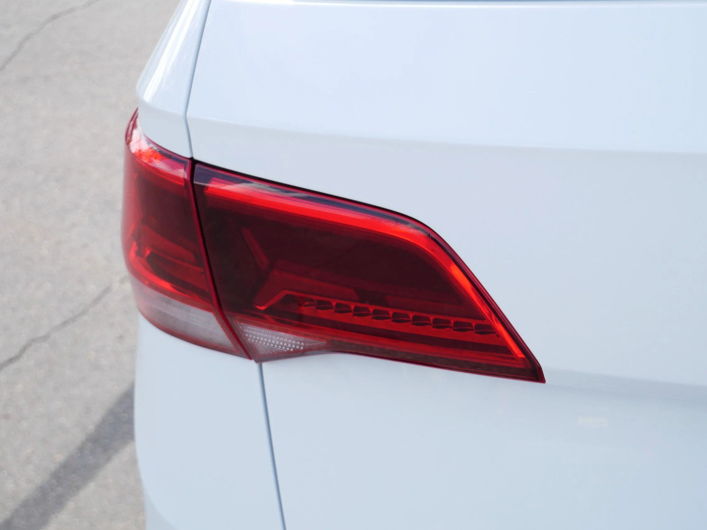 Used 2022 Pure White Volkswagen SE image 17