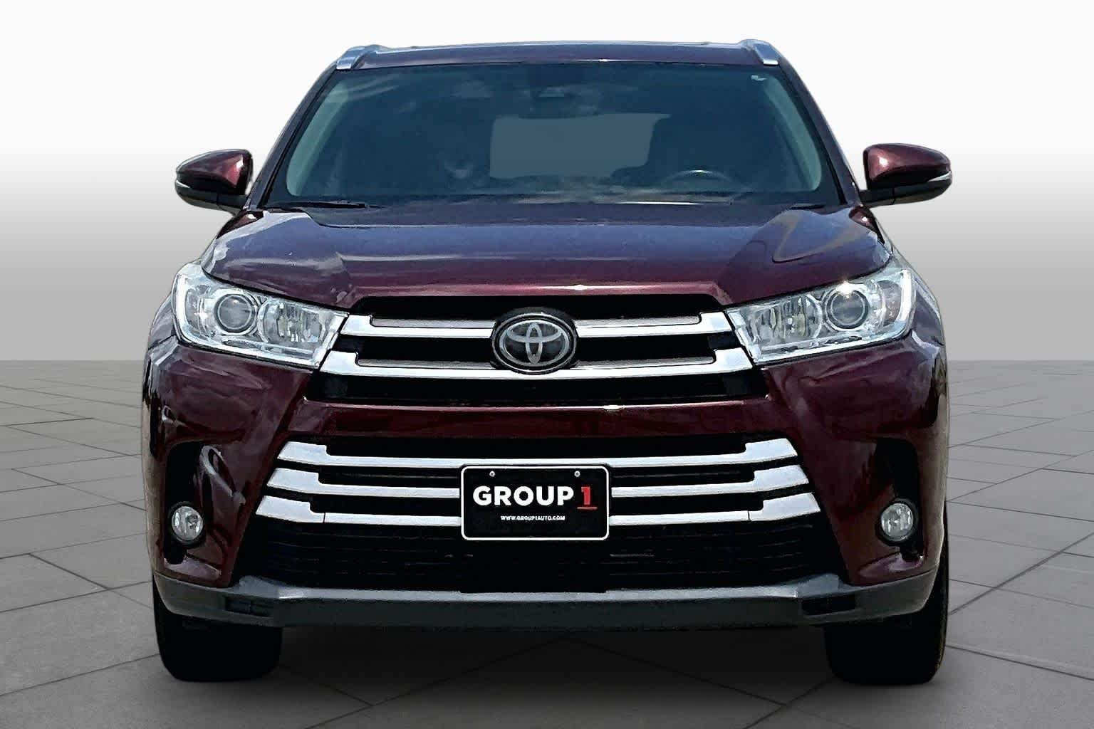 Used 2017 Ooh La La Rouge Mica Toyota XLE image 4