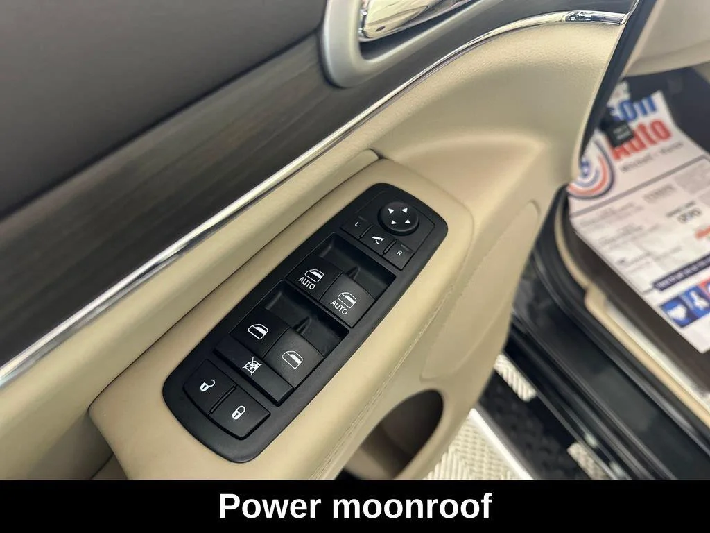 Used 2018 Diamond Black Crystal Pearlcoat Jeep Overland image 10