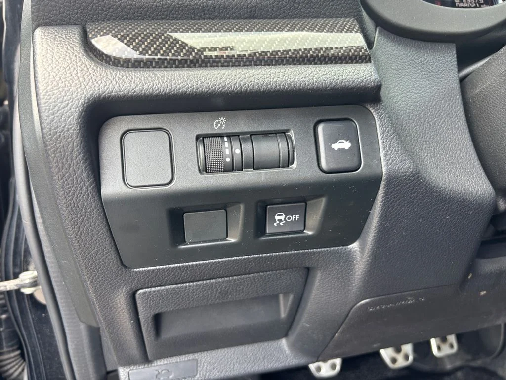 Used 2018 Black Subaru Base image 32