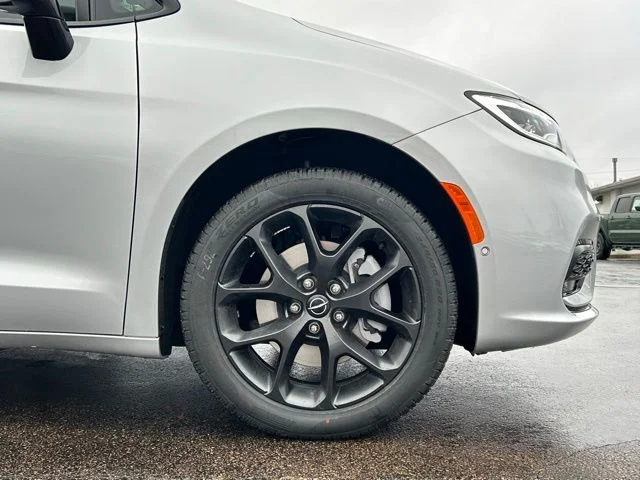 New 2026 Silver Mist Clear-Coat Exterior Paint Chrysler Limited image 15