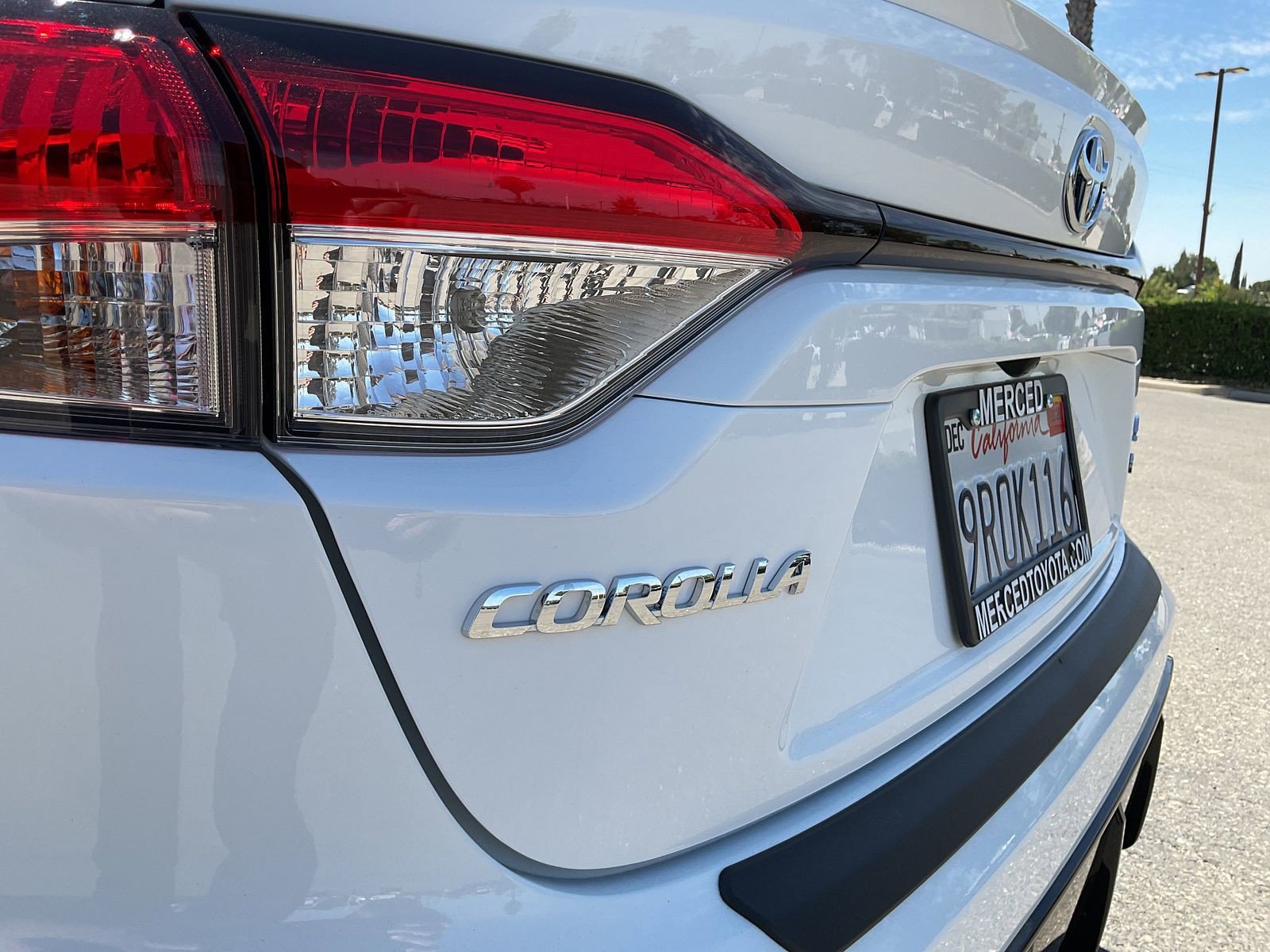 Certified Used 2025 Ice Toyota Hybrid SE image 9