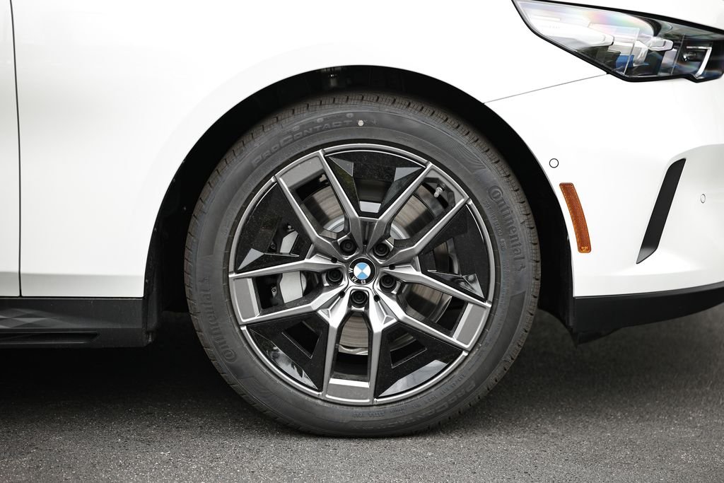 New 2027 Mineral White Metallic BMW 530i xDrive image 5