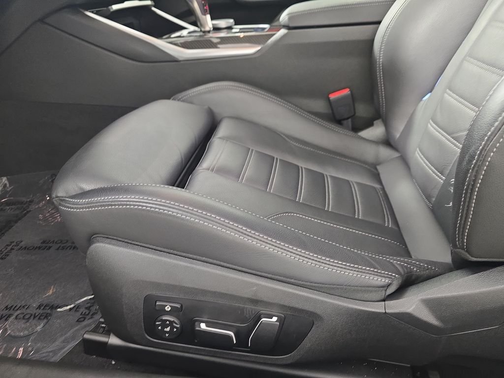 Used 2025 Alpine White BMW  image 29