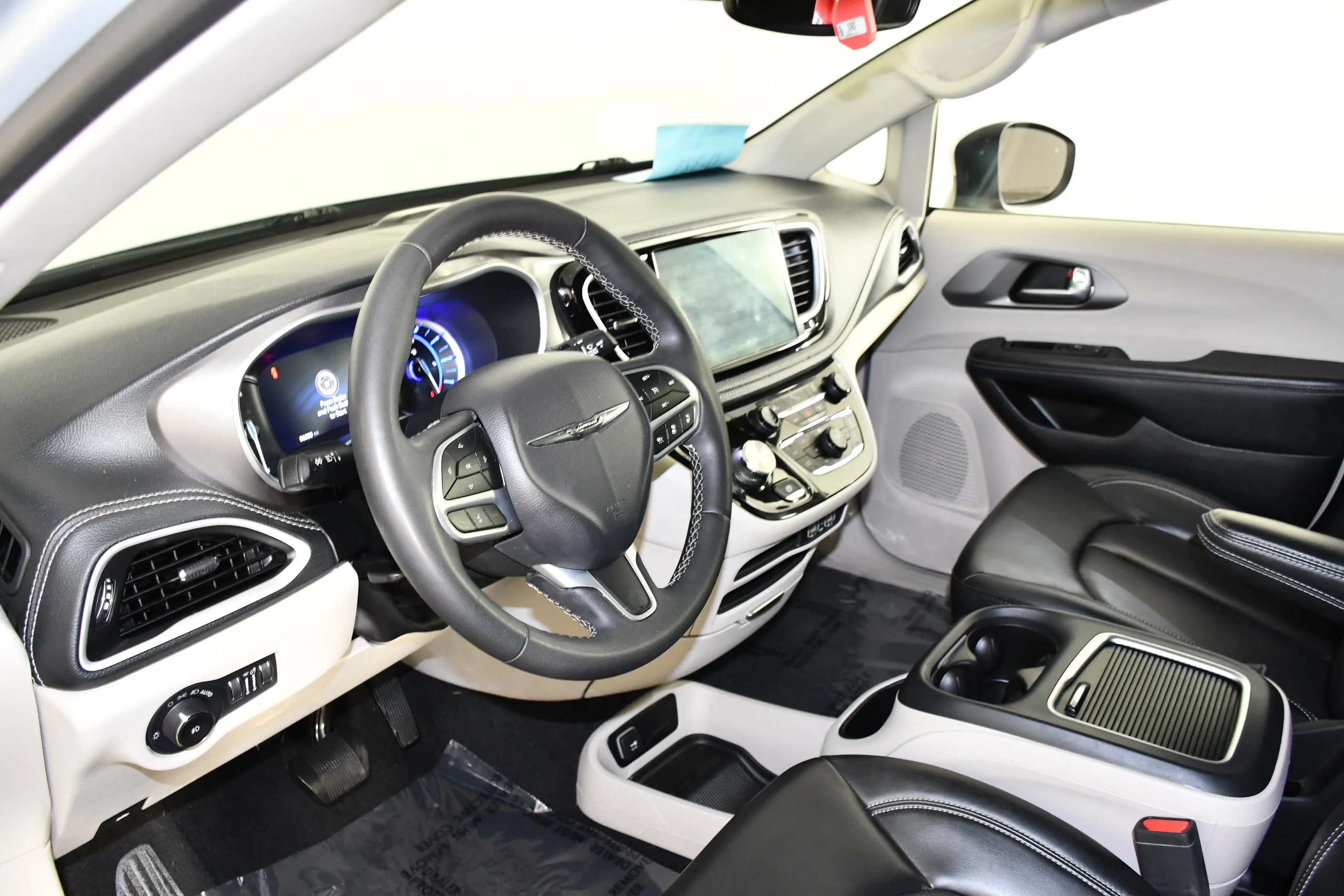 Used 2023 Silver Mist Clearcoat Chrysler Hybrid Touring L image 37
